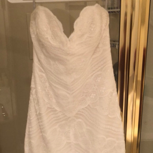 White wedding dress - Picture 3 of 4